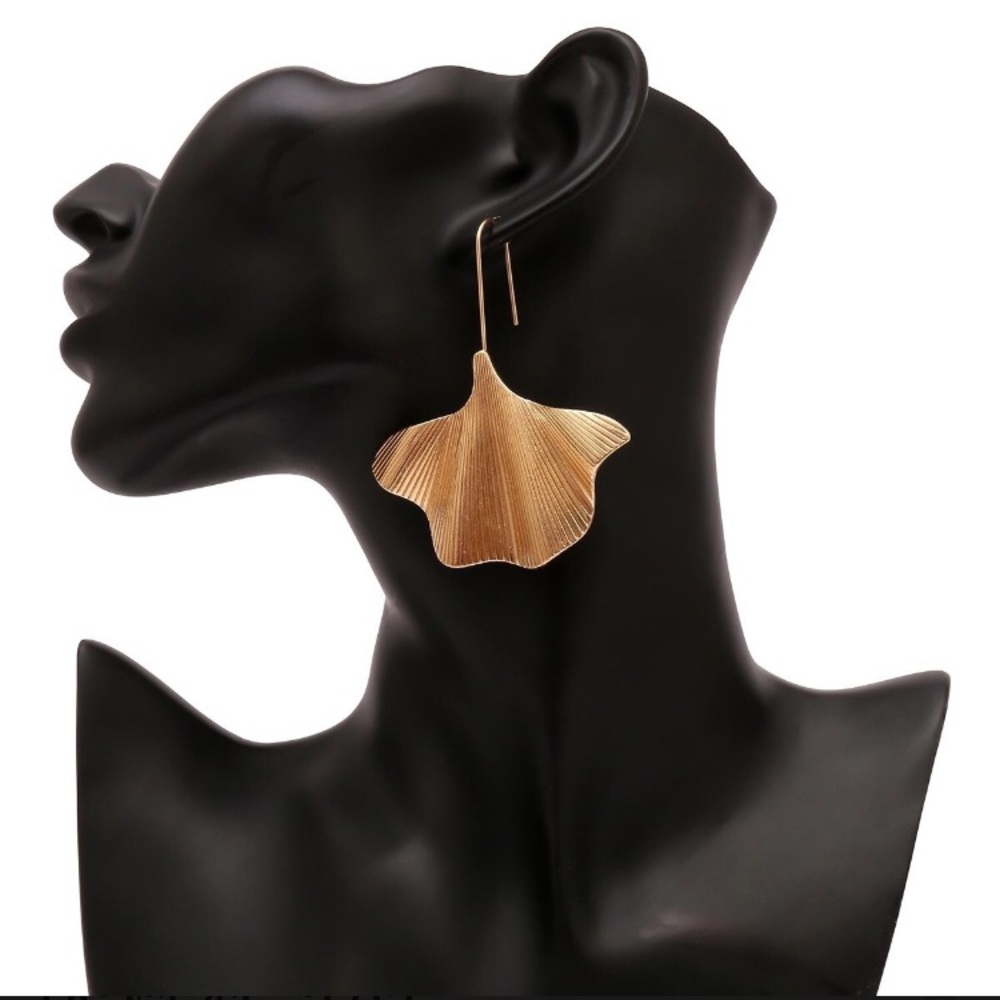 New Gold Sea Shelf Earrings - Picture 3 of 4